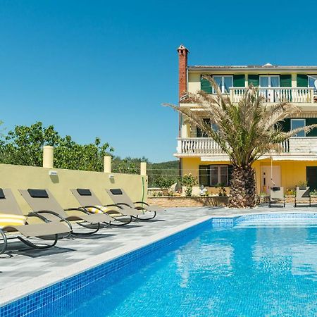 Crowonder Sun&Fun Holiday House With Large Swimming Pool, Playroom And Garden ビビニェ エクステリア 写真