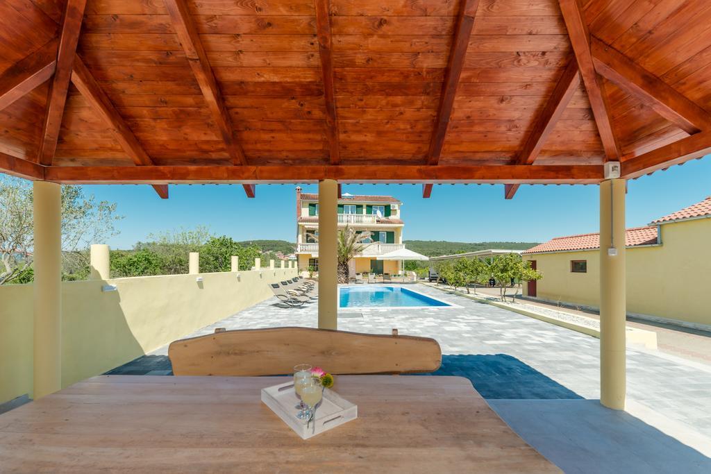 Crowonder Sun&Fun Holiday House With Large Swimming Pool, Playroom And Garden ビビニェ エクステリア 写真