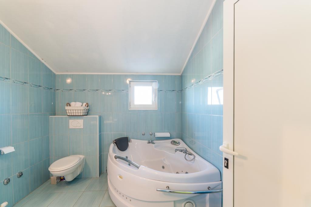 Crowonder Sun&Fun Holiday House With Large Swimming Pool, Playroom And Garden ビビニェ エクステリア 写真