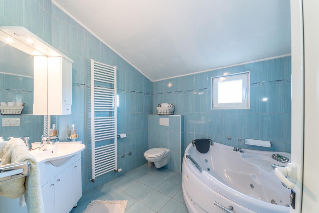 Crowonder Sun&Fun Holiday House With Large Swimming Pool, Playroom And Garden ビビニェ エクステリア 写真