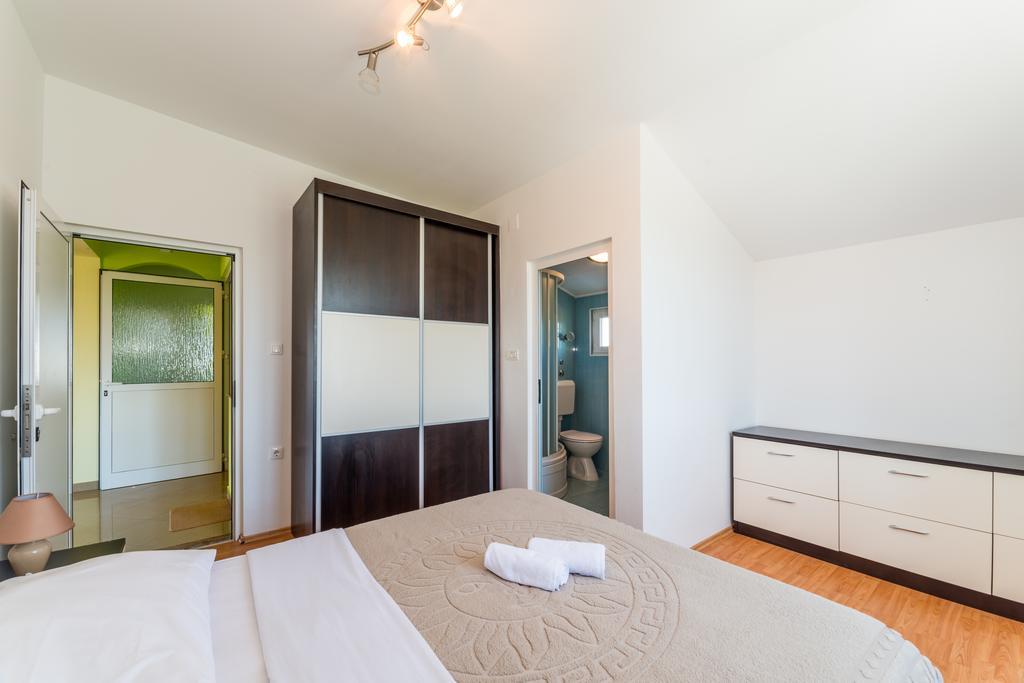 Crowonder Sun&Fun Holiday House With Large Swimming Pool, Playroom And Garden ビビニェ エクステリア 写真