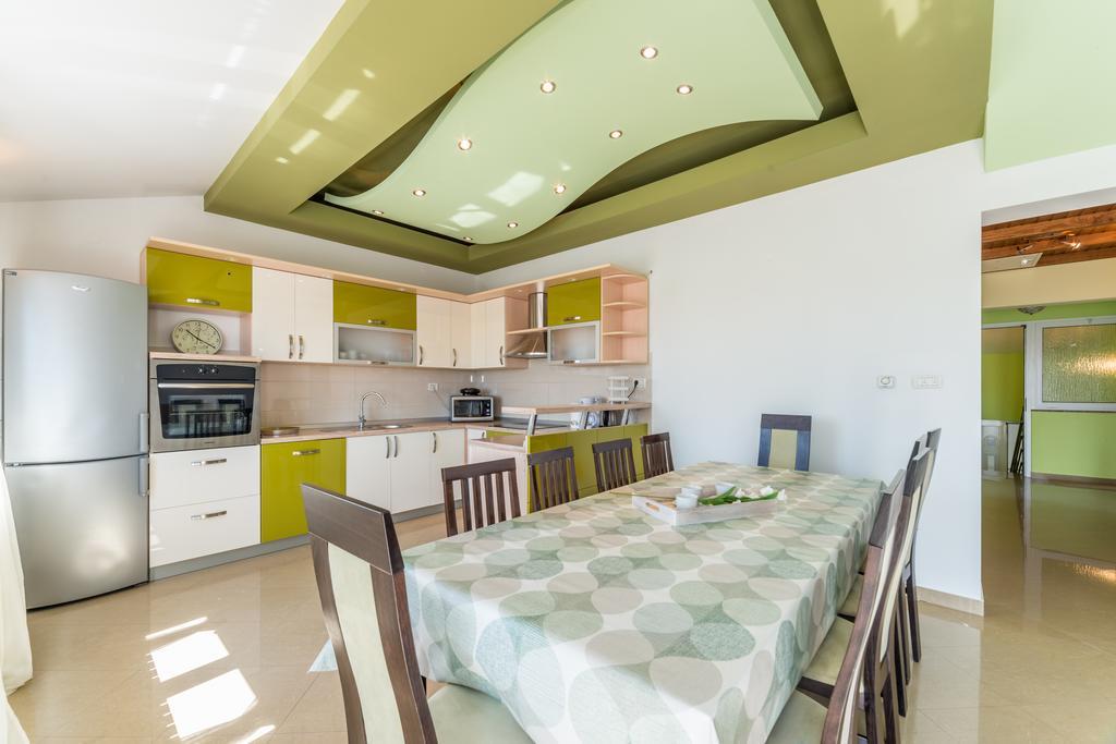 Crowonder Sun&Fun Holiday House With Large Swimming Pool, Playroom And Garden ビビニェ エクステリア 写真