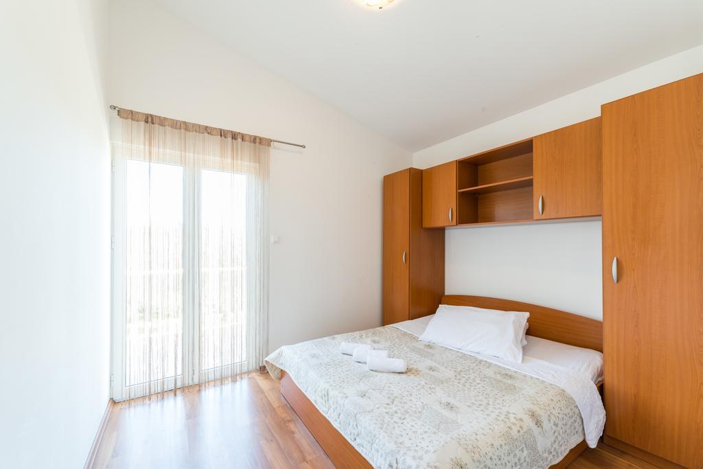 Crowonder Sun&Fun Holiday House With Large Swimming Pool, Playroom And Garden ビビニェ エクステリア 写真