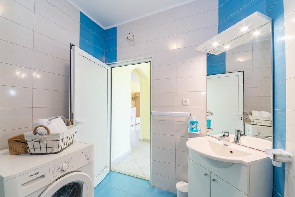 Crowonder Sun&Fun Holiday House With Large Swimming Pool, Playroom And Garden ビビニェ エクステリア 写真