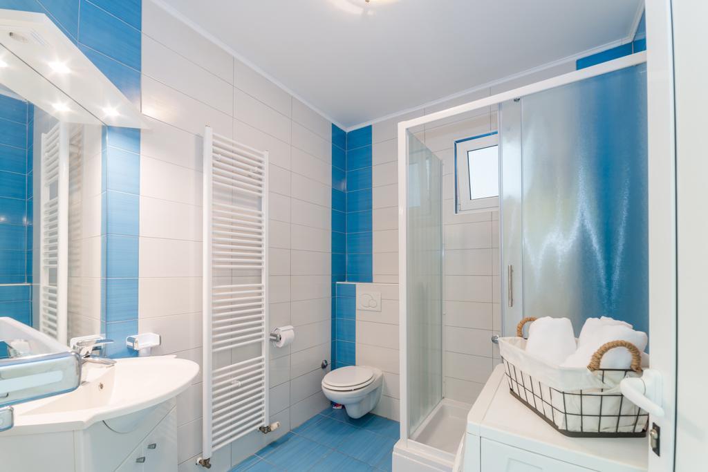 Crowonder Sun&Fun Holiday House With Large Swimming Pool, Playroom And Garden ビビニェ エクステリア 写真