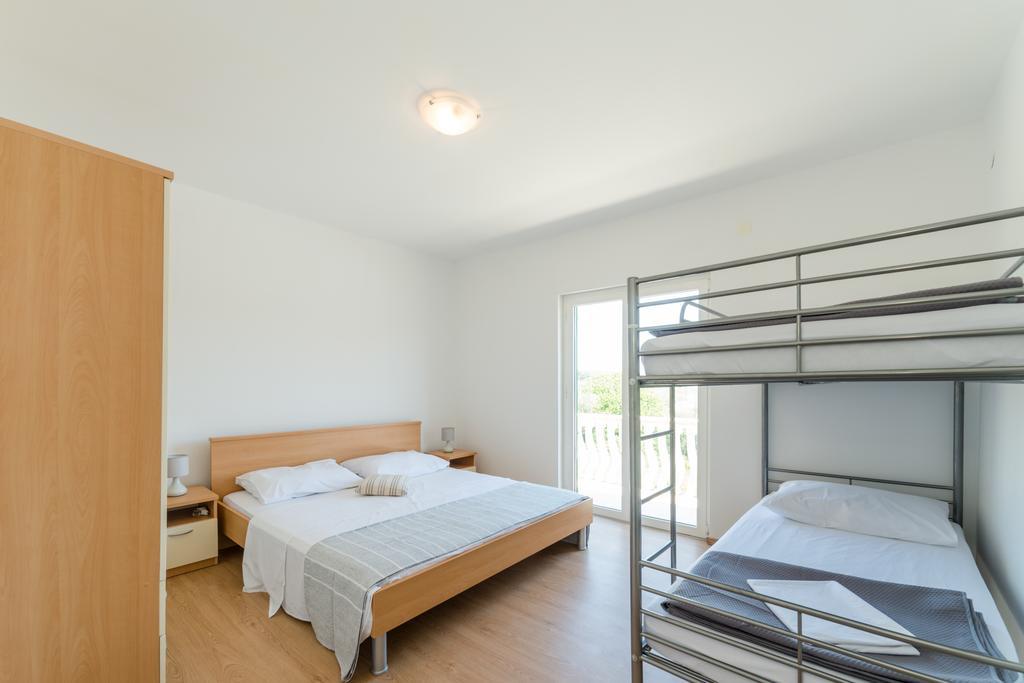 Crowonder Sun&Fun Holiday House With Large Swimming Pool, Playroom And Garden ビビニェ エクステリア 写真