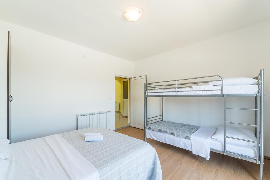 Crowonder Sun&Fun Holiday House With Large Swimming Pool, Playroom And Garden ビビニェ エクステリア 写真