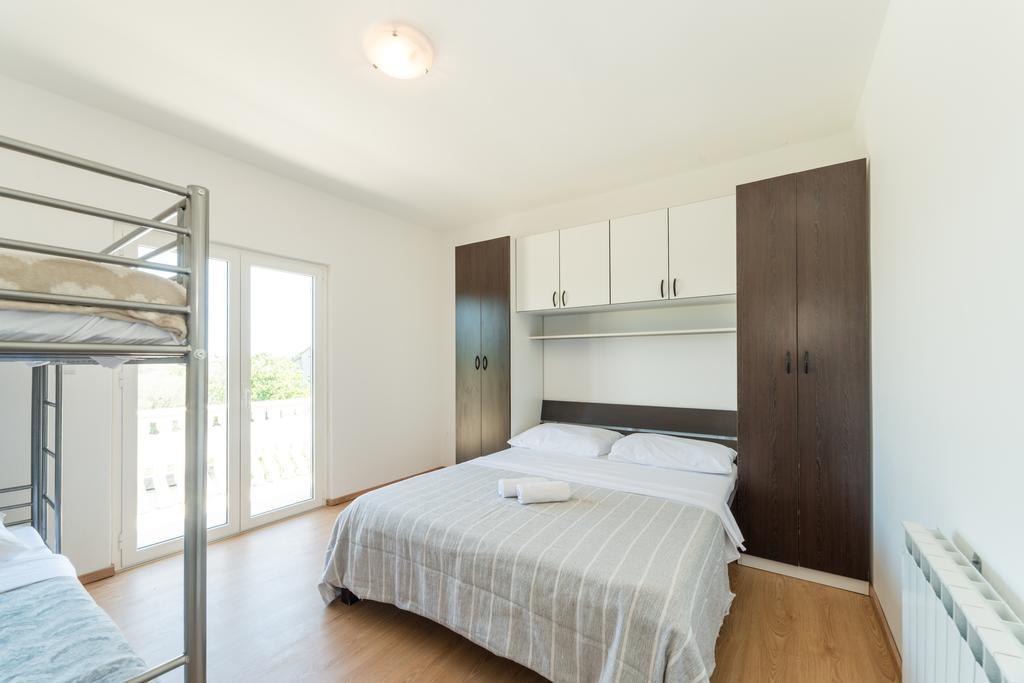 Crowonder Sun&Fun Holiday House With Large Swimming Pool, Playroom And Garden ビビニェ エクステリア 写真