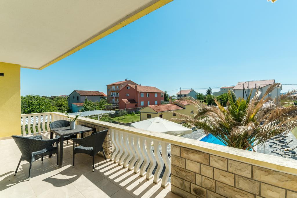 Crowonder Sun&Fun Holiday House With Large Swimming Pool, Playroom And Garden ビビニェ エクステリア 写真