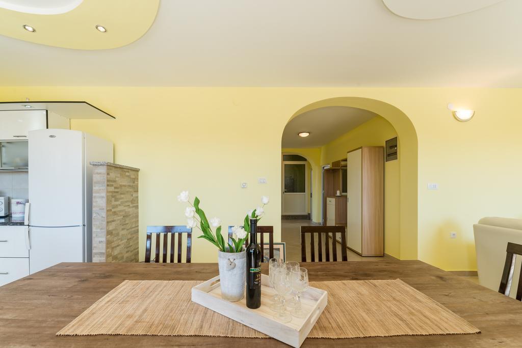 Crowonder Sun&Fun Holiday House With Large Swimming Pool, Playroom And Garden ビビニェ エクステリア 写真