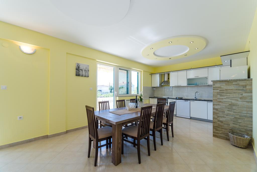 Crowonder Sun&Fun Holiday House With Large Swimming Pool, Playroom And Garden ビビニェ エクステリア 写真