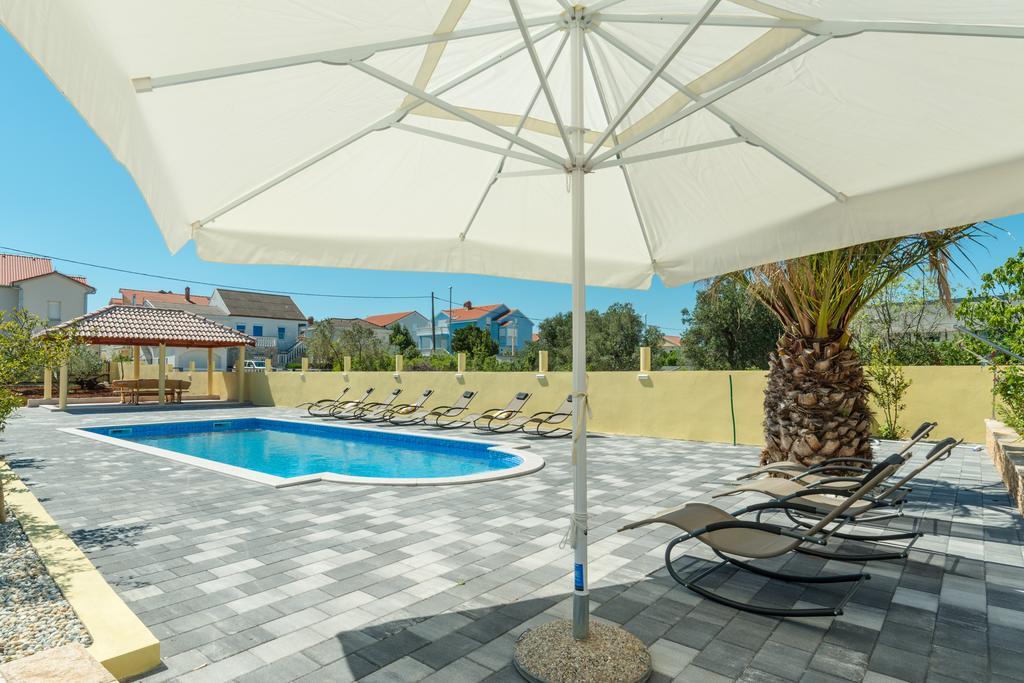 Crowonder Sun&Fun Holiday House With Large Swimming Pool, Playroom And Garden ビビニェ エクステリア 写真