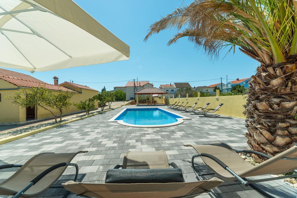 Crowonder Sun&Fun Holiday House With Large Swimming Pool, Playroom And Garden ビビニェ エクステリア 写真