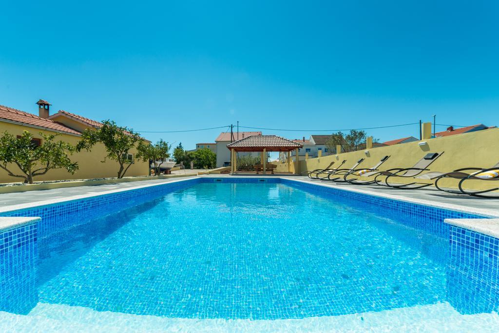 Crowonder Sun&Fun Holiday House With Large Swimming Pool, Playroom And Garden ビビニェ エクステリア 写真