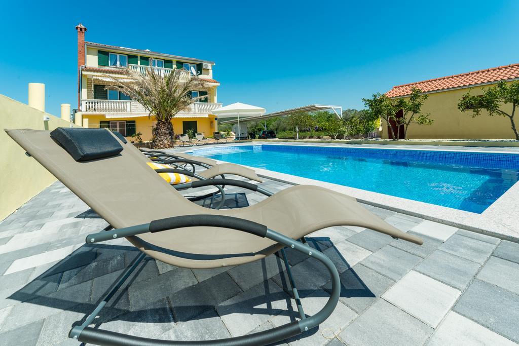 Crowonder Sun&Fun Holiday House With Large Swimming Pool, Playroom And Garden ビビニェ エクステリア 写真