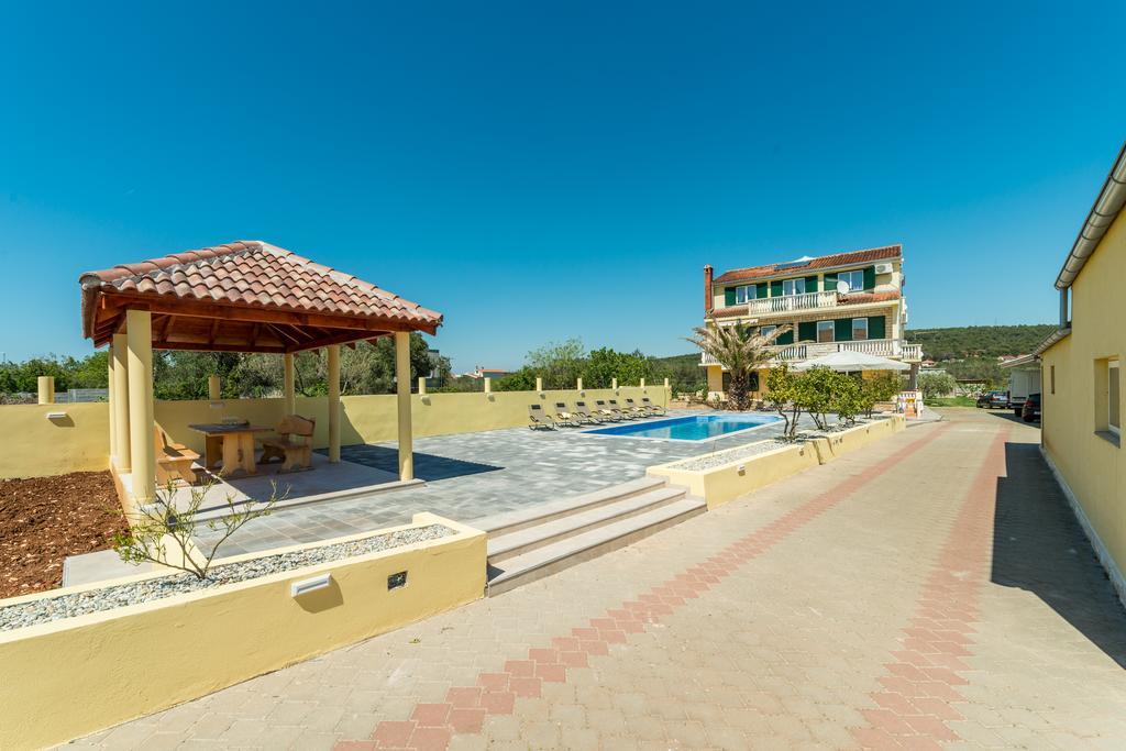 Crowonder Sun&Fun Holiday House With Large Swimming Pool, Playroom And Garden ビビニェ エクステリア 写真